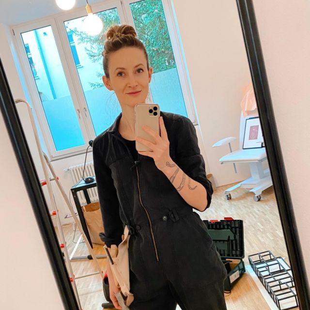 Working on the finishing touches. 👩🏻‍🔧 It’s so much fun to be able to create this beautiful space.
🧿🧡
•
•
•
#girlpower #doityourself #privatepractice #medicaldoctor #beautydoctor #aestheticmedicine #münchen #schwabing #munich
