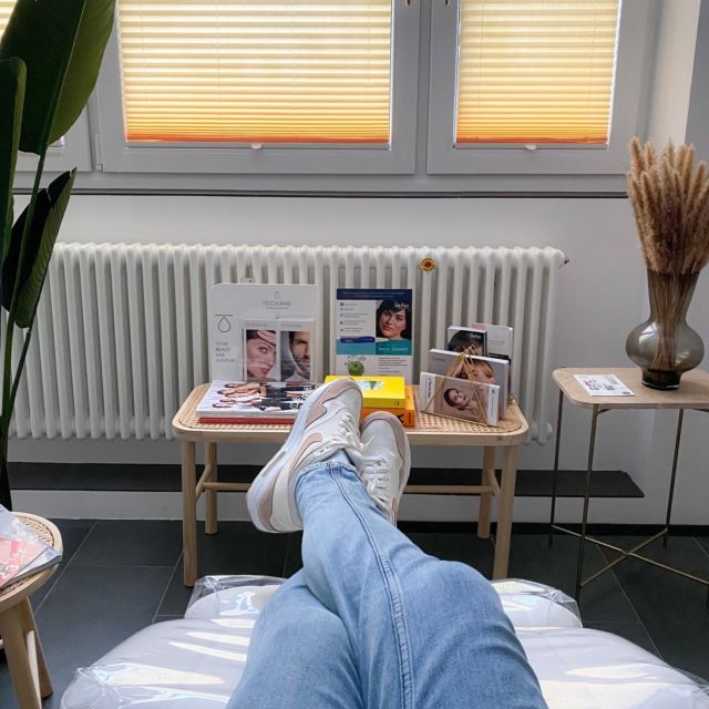 Happy Monday! 🧡 I’m celebrating one year in these rooms. Btw, this chair is heated… 🙌
•
•
•
#aestheticdoctor #munich #muenchen #privatepractice #beauty #skin